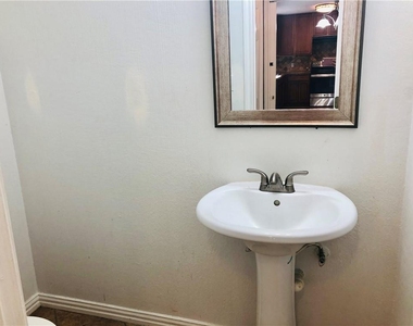 2305 S Crossing Dr - Photo Thumbnail 16