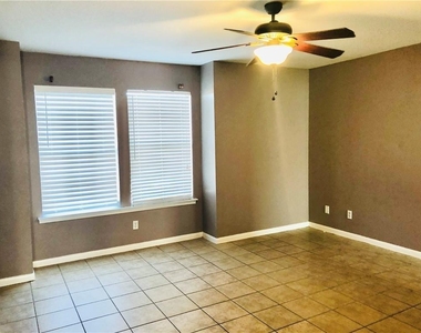 2305 S Crossing Dr - Photo Thumbnail 7