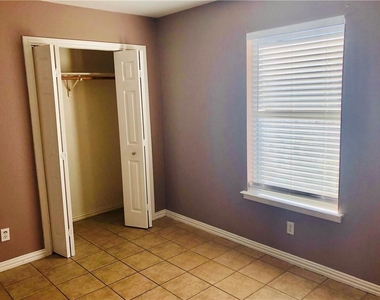 2305 S Crossing Dr - Photo Thumbnail 13