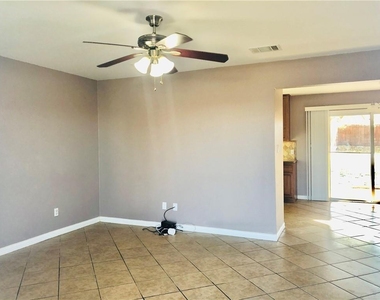 2305 S Crossing Dr - Photo Thumbnail 2