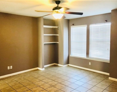 2305 S Crossing Dr - Photo Thumbnail 8