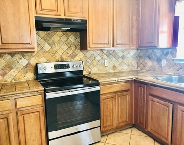 2305 S Crossing Dr - Photo Thumbnail 4