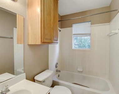 2305 S Crossing Dr - Photo Thumbnail 10