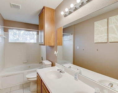 2305 S Crossing Dr - Photo Thumbnail 9