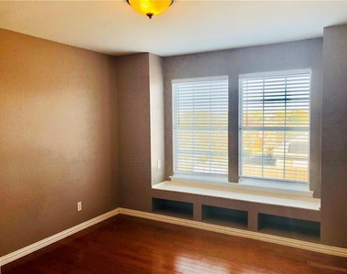 2305 S Crossing Dr - Photo Thumbnail 11