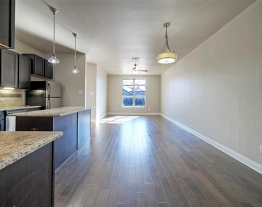700 Applewood Dr - Photo Thumbnail 3
