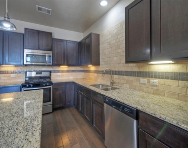 700 Applewood Dr - Photo Thumbnail 4