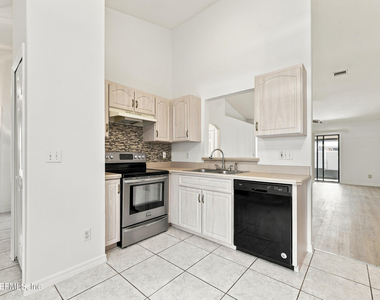 12 Emmons Lane - Photo Thumbnail 6