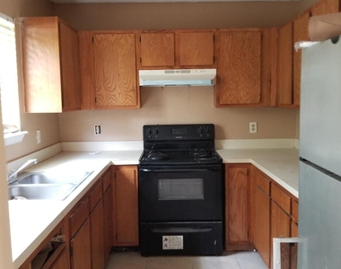 819 Benbow Street - Photo Thumbnail 4