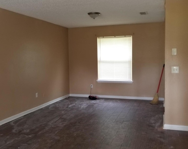 819 Benbow Street - Photo Thumbnail 3