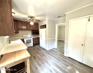 1692 E Holly Oaks Lake Road E - Photo Thumbnail 5