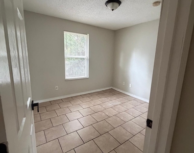 419 King Street - Photo Thumbnail 10