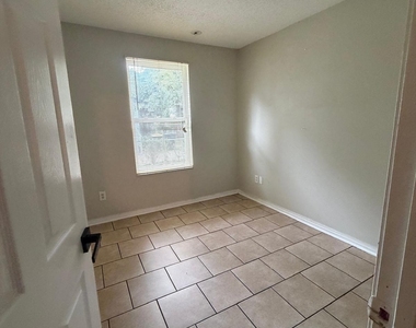 419 King Street - Photo Thumbnail 7
