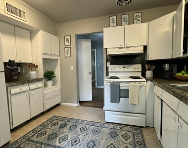 804 La Marche Drive - Photo Thumbnail 15