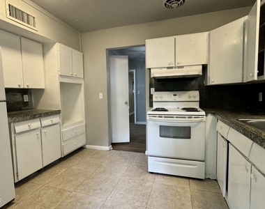 804 La Marche Drive - Photo Thumbnail 16