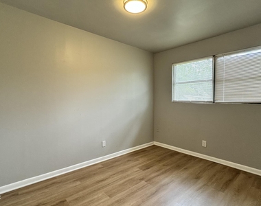 804 La Marche Drive - Photo Thumbnail 12