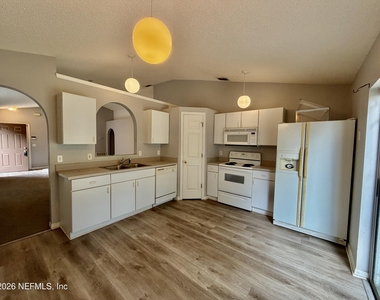 8311 Oak Crossing Drive W - Photo Thumbnail 8
