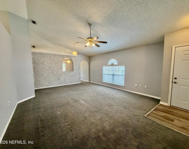 8311 Oak Crossing Drive W - Photo Thumbnail 3