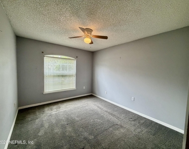 8311 Oak Crossing Drive W - Photo Thumbnail 20