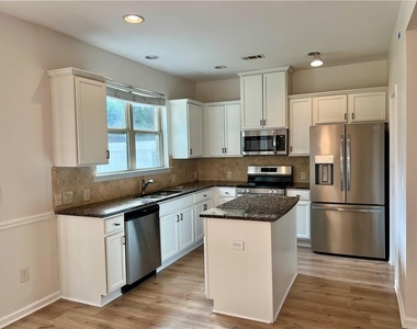 3102 Brockenhurst Drive - Photo Thumbnail 3