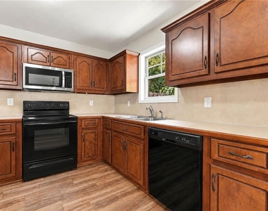 121 Cypress Court - Photo Thumbnail 9