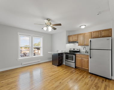 7450 N Greenview Avenue - Photo Thumbnail 1