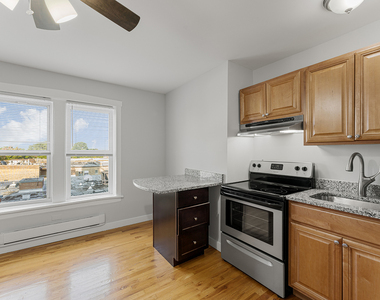 7450 N Greenview Avenue - Photo Thumbnail 2