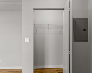 7450 N Greenview Avenue - Photo Thumbnail 7