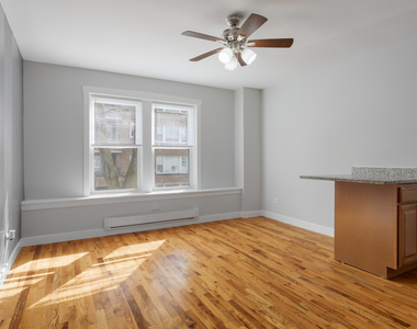 7450 N Greenview Avenue - Photo Thumbnail 2