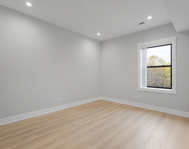 1558 W Juneway Terrace - Photo Thumbnail 5