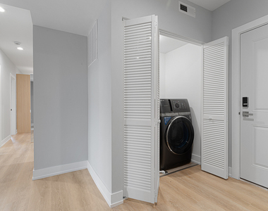 1558 W Juneway Terrace - Photo Thumbnail 6