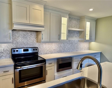 300 Johnson Ferry Road - Photo Thumbnail 3