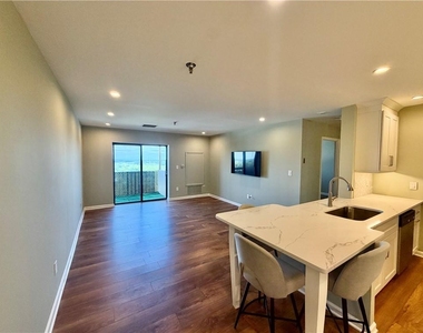 300 Johnson Ferry Road - Photo Thumbnail 6