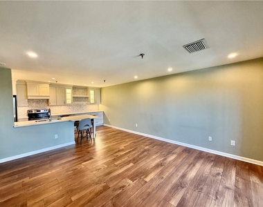 300 Johnson Ferry Road - Photo Thumbnail 1