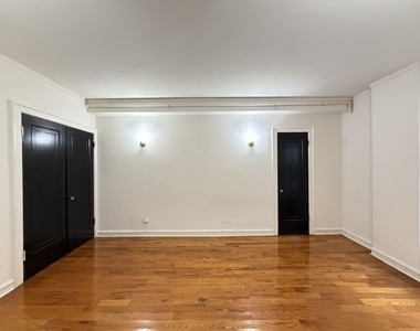 917 W Eastwood Avenue - Photo Thumbnail 8