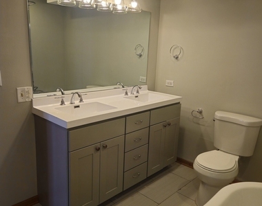 3043 N Ashland Avenue - Photo Thumbnail 9