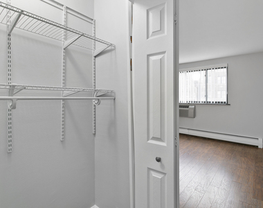 6758 N Sheridan Avenue - Photo Thumbnail 7