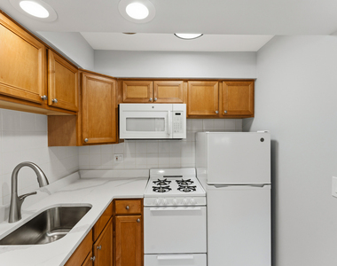 6758 N Sheridan Avenue - Photo Thumbnail 3