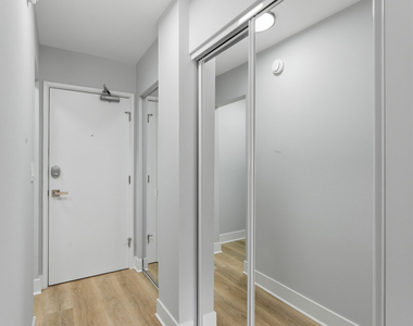 6758 N Sheridan Avenue - Photo Thumbnail 4