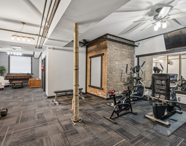 1104 W Glenlake Avenue - Photo Thumbnail 9