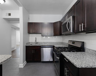 1104 W Glenlake Avenue - Photo Thumbnail 3