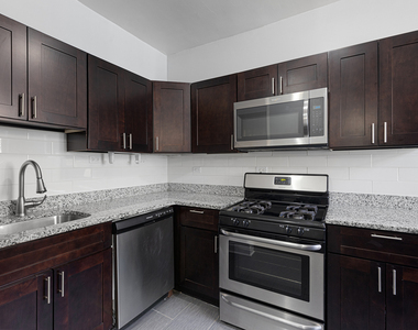 1104 W Glenlake Avenue - Photo Thumbnail 2