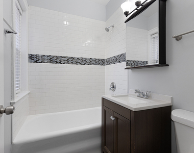 1104 W Glenlake Avenue - Photo Thumbnail 8