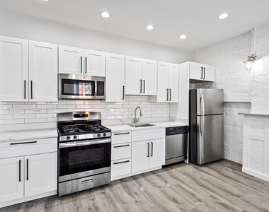 1067 W Glenlake Avenue - Photo Thumbnail 3