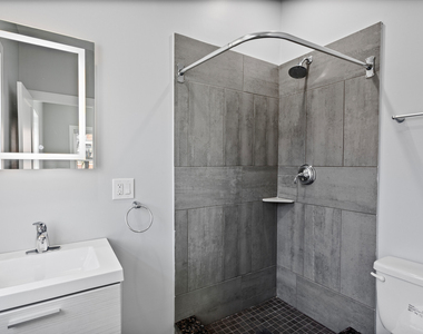 1067 W Glenlake Avenue - Photo Thumbnail 9