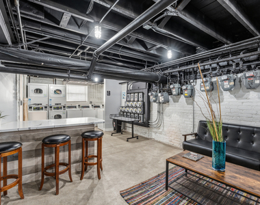 1067 W Glenlake Avenue - Photo Thumbnail 11