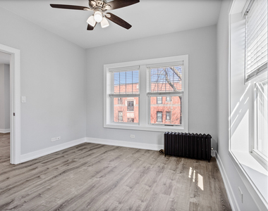 1067 W Glenlake Avenue - Photo Thumbnail 5