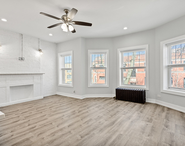 1067 W Glenlake Avenue - Photo Thumbnail 1