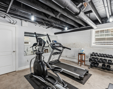 1067 W Glenlake Avenue - Photo Thumbnail 10