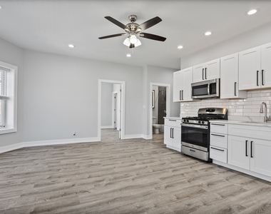 1067 W Glenlake Avenue - Photo Thumbnail 2